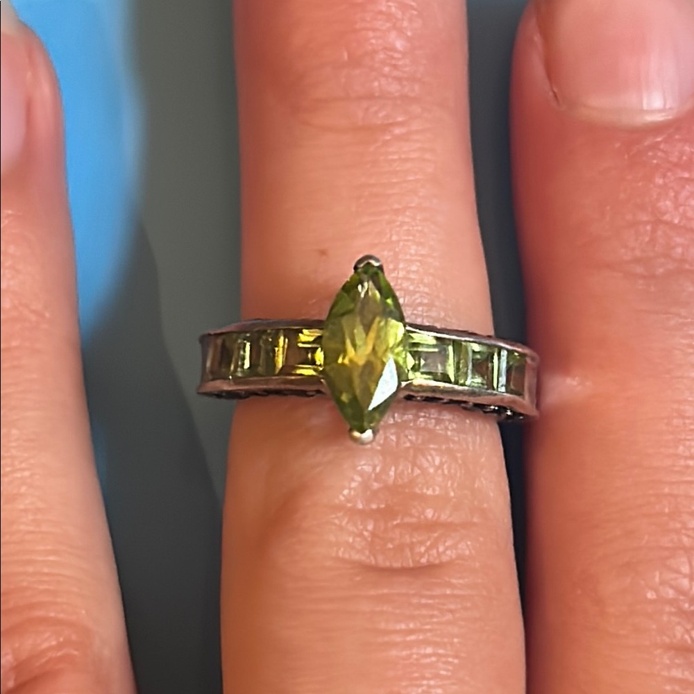 Vintage peridot STG 925 ring